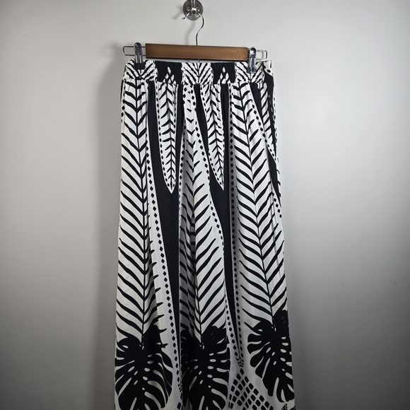 Black and White Maxi Skirt with Geometric Pattern for Resort Wear - Picture 5 of 7
